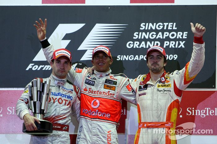 Timo Glock, Toyota, Lewis Hamilton, McLaren, Fernando Alonso, Renault, após o GP de Singapura, único com pódio para o espanhol em 2009