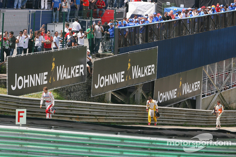 Jarno Trulli, Toyota F1 Team, camina tras su choque con Fernando Alonso, Renault F1 Team y Sutil