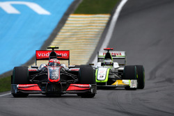 Heikki Kovalainen, McLaren Mercedes devant Jenson Button, BrawnGP