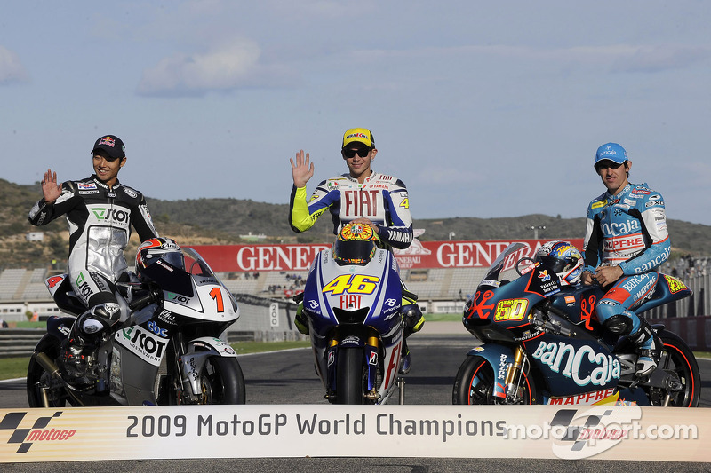 Campeón del mundo de MotoGP 2009 Valentino Rossi, Fiat Yamaha Team, con el campeón de 250cc Hiroshi Aoyama y 125cc campeón Julian Simon