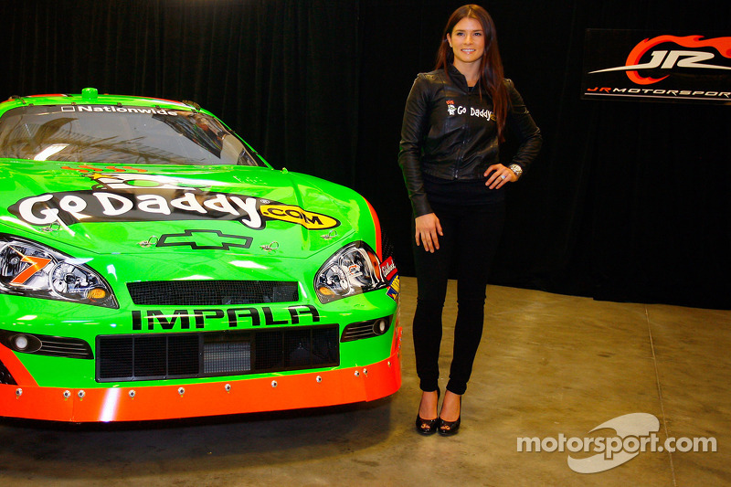 Pioto de JR Motorsports Danica Patrick junto al N ° 7 de la Serie Nationwide de NASCAR GoDaddy.com C