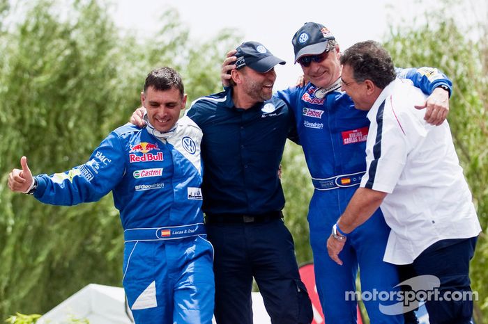 Los ganadores del Rally Dakar 2010 en la categoría de autos, Carlos Sainz y Lucas Cruz Senra celebran