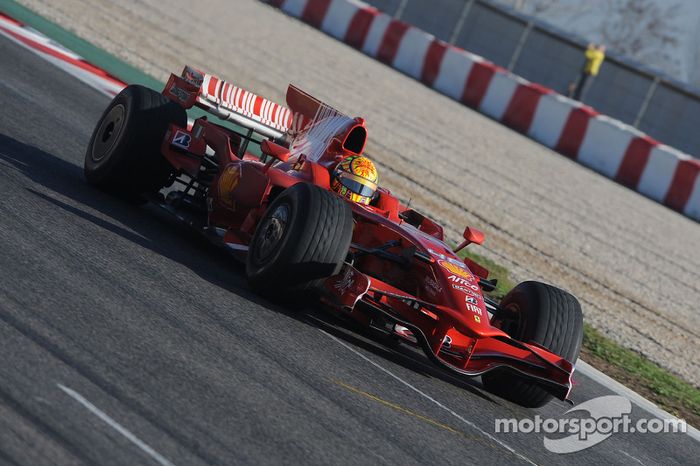 Valentino Rossi prueba el Ferrari F2008 en Barcelona