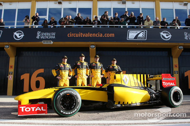 Jerome D'Ambrosio, Test Driver, Renault F1 Team, Robert Kubica, Renault F1 Team, Vitaly Petrov, Renault F1 Team, Ho-Pin Tung, Test Driver, Renault F1 Team avec la R30