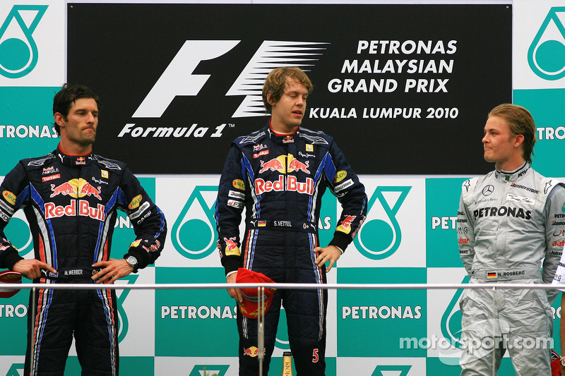 Podio: ganador de la carrera Sebastian Vettel, Red Bull Racing, segundo puesto de Mark Webber, Red B