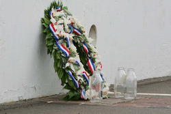 La bouteille de lait du vainqueur sur la bande de briques du Indianapolis Motor Speedway