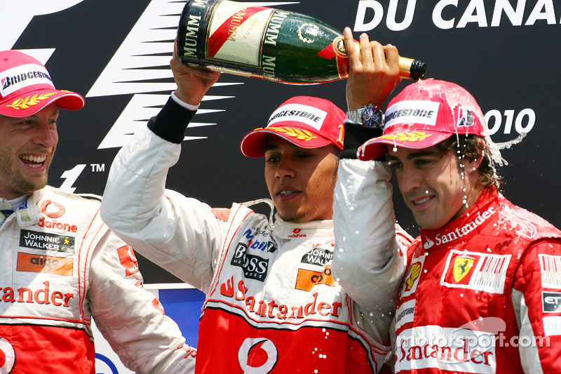 Podium: vainqueur Lewis Hamilton, McLaren Mercedes, 2e  Jenson Button, McLaren Mercedes et 3e Fernando Alonso, Scuderia Ferrari