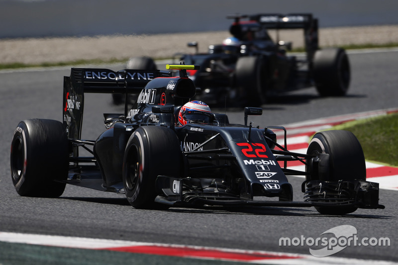 Jenson Button, McLaren MP4-31 ve Fernando Alonso, McLaren MP4-31