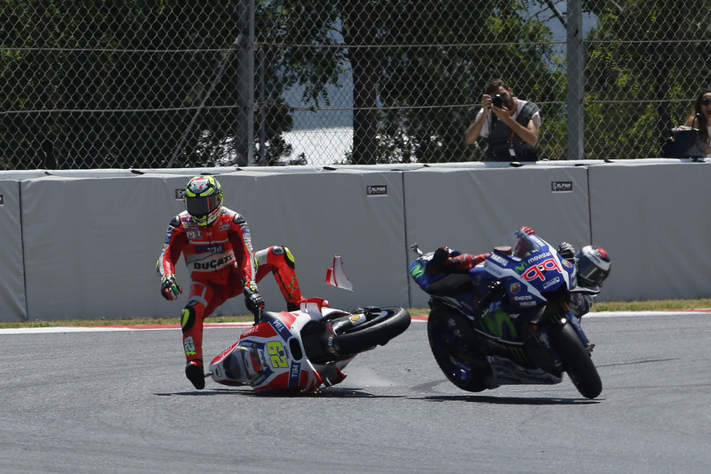 Unfall: Iannone räumt Lorenzo ab