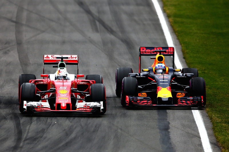 Daniel Ricciardo, Red Bull Racing RB12 ve Sebastian Vettel, Ferrari SF16-H