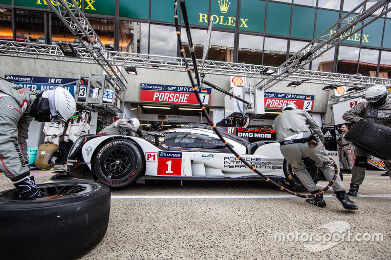 Práctica de pit stop para #1 Porsche Team Porsche 919 Hybrid: Timo Bernhard, Mark Webber, Brendon Hartley