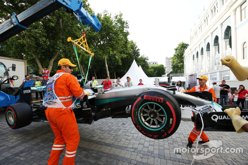 Lewis Hamilton reed zijn ophanging kapot tijdens de kwalificatie in Baku. Wat zou hij daarna hebben gesloopt volgens diverse media?