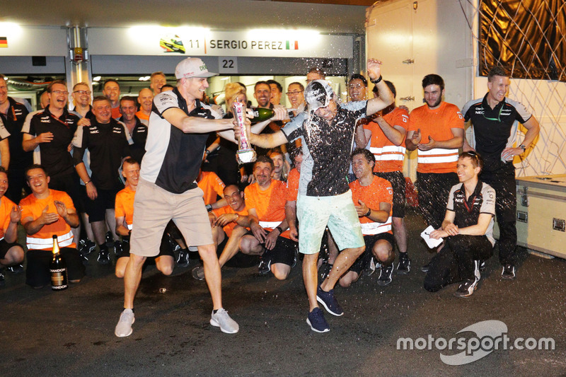 Серхіо Перес, Sahara Force India F1 святкує своє третє місце разом з товаришем по команді Ніко Хюлькенберг, Sahara Force India F1 та командою