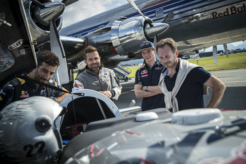 Hannes Arch, Red Bull Air-Race-Pilot, mit Max Verstappen, Red Bull Racing; Daniel Ricciardo, Red Bull Racing; Christian Horner, Red Bull Racing, Teamchef