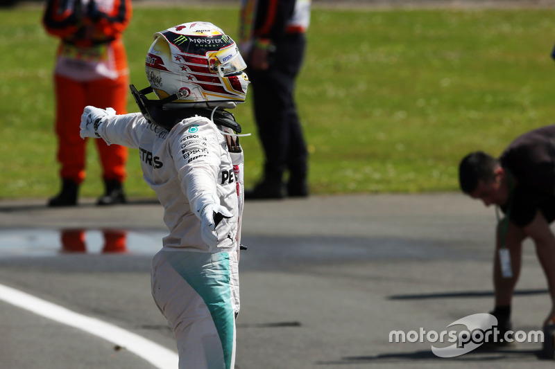 Il vincitore della gara Lewis Hamilton, Mercedes AMG F1 festeggia nel parco chiuso