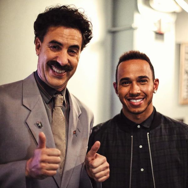Lewis Hamilton ao lado do peronagem Borat