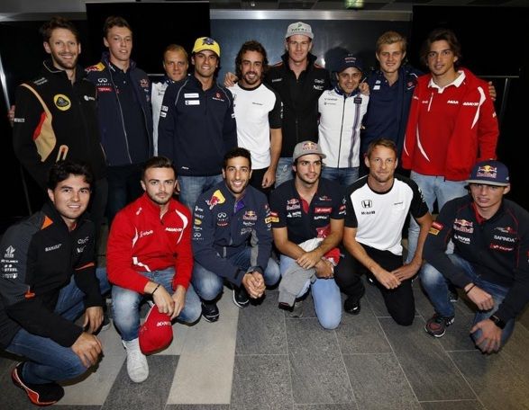 Pilotos confraternizam com Fernando Alonso o feito de 250 GPs do espanhol